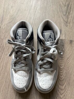 Air Jordan 1 Mid Youth Size 6.5 White/Grey/Navy Athletic Shoes